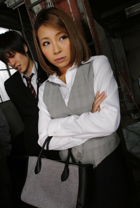 Japanse secretaresse Sumire Matsu wordt vastgebonden, gekneveld & geneukt door collega's