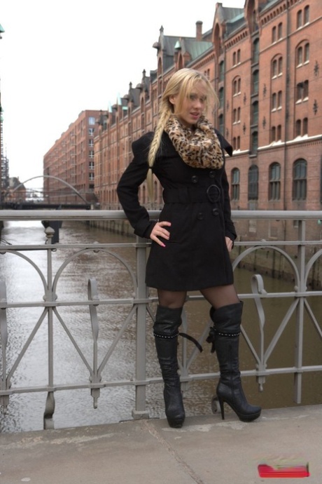 Tyska porrstjärnan Celine Davis poserar i sin heta klänning, nylonstrumpor och stövlar