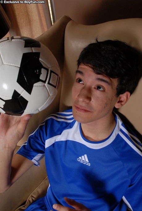 Mladý gay Alexander Cruz si svlékne fotbalový dres a vyhoní si ho