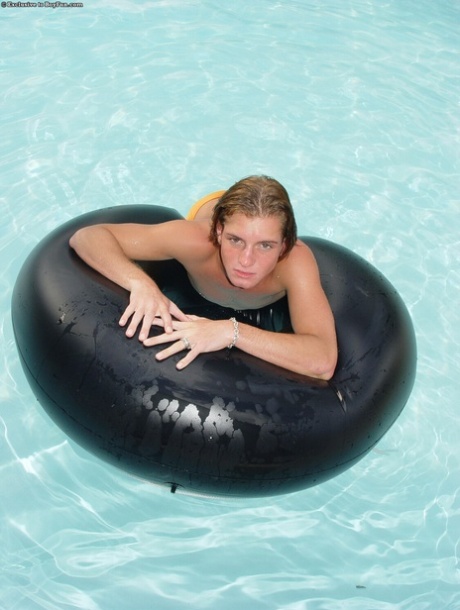 Kinky kleine homo Dustin Daniels doet zijn zwembroek uit en pronkt met zijn lul