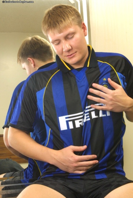 O jogador de futebol gay Halo despe o uniforme e acaricia a sua pila gorda