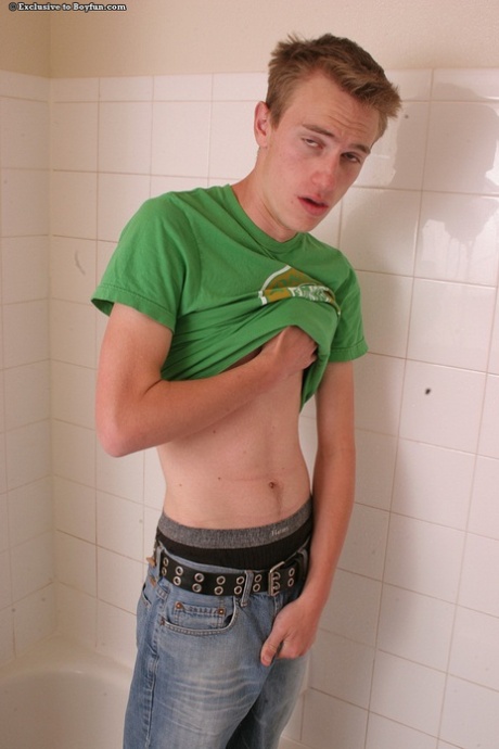 Il biondo gay solitario Cody si spoglia e lava il suo grosso cazzo e il suo corpo nella doccia