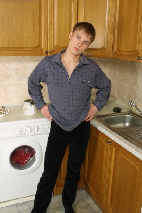 英俊的男同性恋尤里在厨房脱光衣服，按摩自己尚未勃起的小弟弟