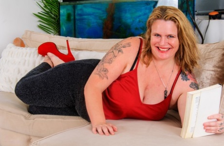 Katie Kay Lane, amadora madura e gorda, mostra as suas mamas grandes e flácidas e brinca com a cona