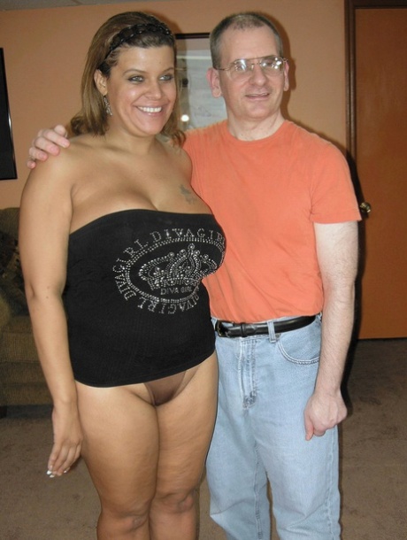 Kurvig Latina MILF med stora bröst Angel Lynn ger en kille med glasögon en BJ