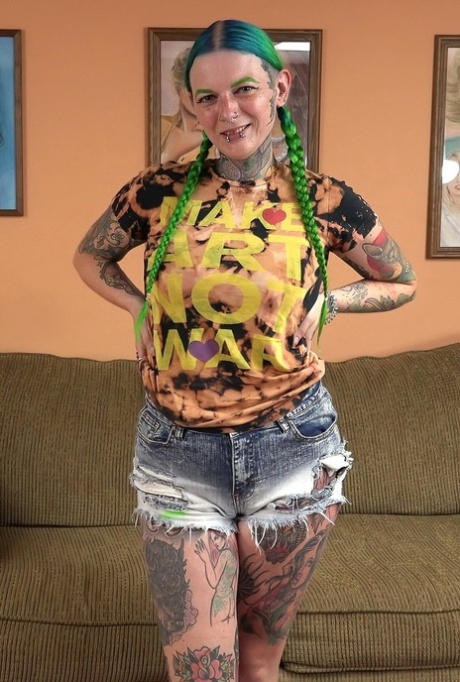 Vibe Ryder, salope aux cheveux verts, dévoile son corps couvert de tatouages et fait une fellation.