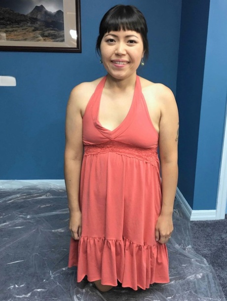 L'asiatica Yuka Ozaki si spoglia e imbratta il suo corpo paffuto con la vernice