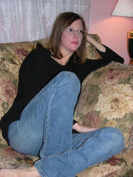 Elise, femme au foyer amateur, montre ses tétons percés et se frotte la chatte.