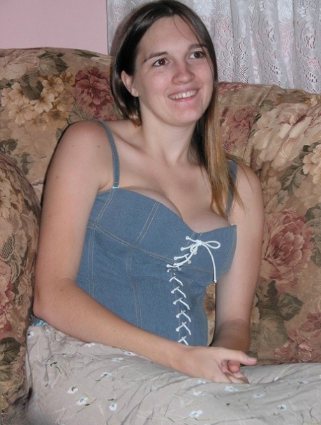 La bella teenager incinta Natalie si spoglia e allarga la sua figa rosa sul divano