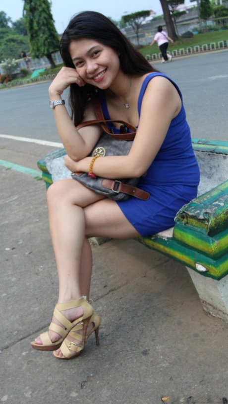 Urocza Filipinka Sheree Pineda cieszy się seksem POV przed pozowaniem nago