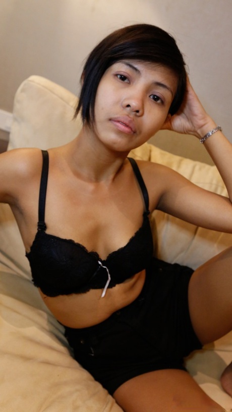 Asiatische Babe Mint D zeigt ihren zierlichen Körper beim Strippen für einige POV Sex