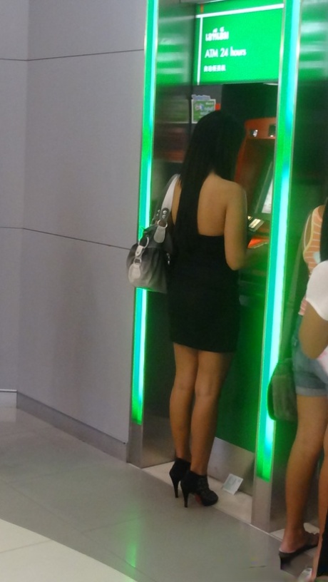 泰国辣妹 Mina 脱衣、摆姿势并享受热辣的业余 POV 性爱