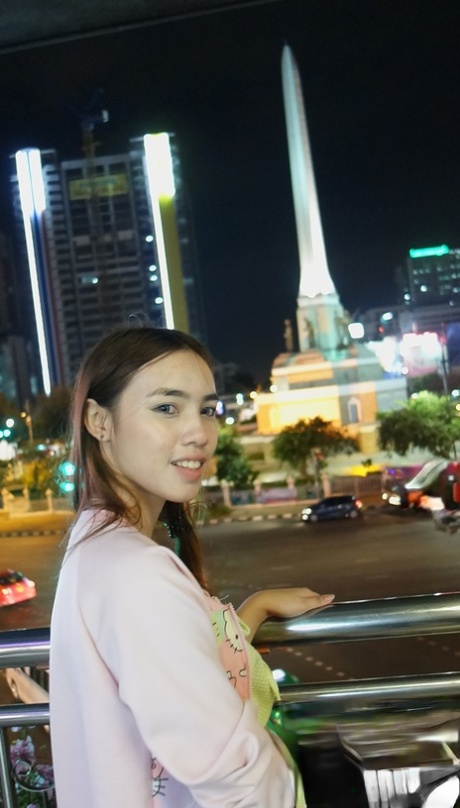 Azjatycka nastolatka Fa H odsłania swoje szczupłe ciało i zostaje zerżnięta w akcji POV