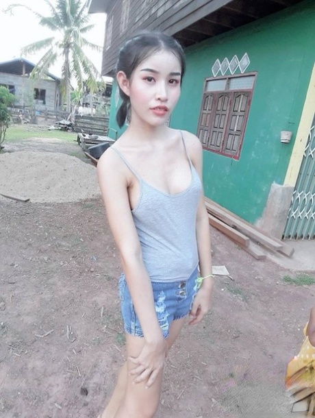 Sexy asiatische Shemale Nancy posiert in verschiedenen sexy Outfits in ihrer Kompilation