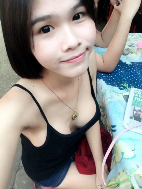 Pretty Asian shemale Gogo poserar topless och i heta outfits i sexiga selfies