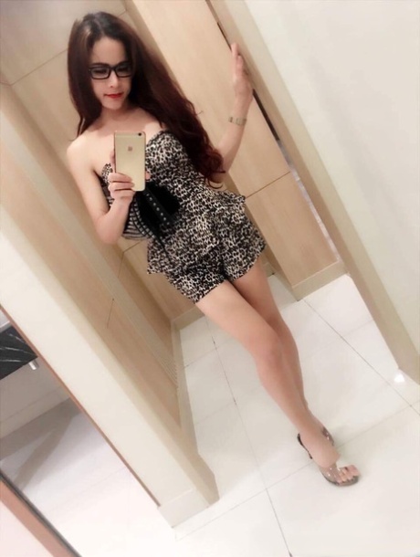 Asiática linda shemale flaunts su caliente piernas en sexy outfits en un caliente recopilación