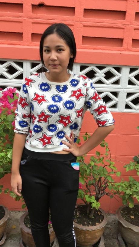 Asiatisk babe Thae Oo viser sin behårede fisse og sin tatovering, mens hun stripper for sex