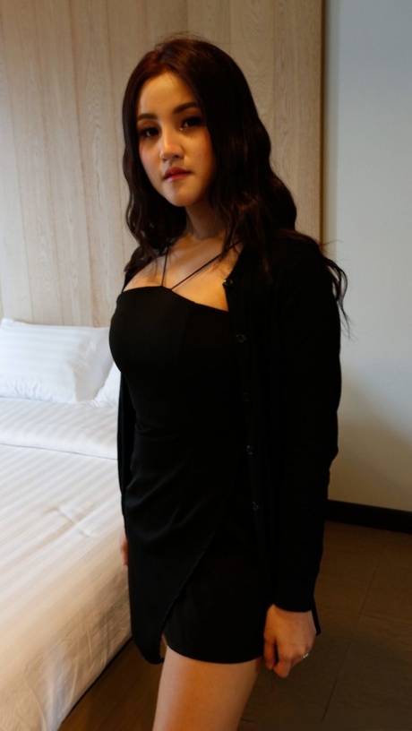 A bela rapariga asiática Zin mostra as suas grandes mamas enquanto se despe para sexo POV