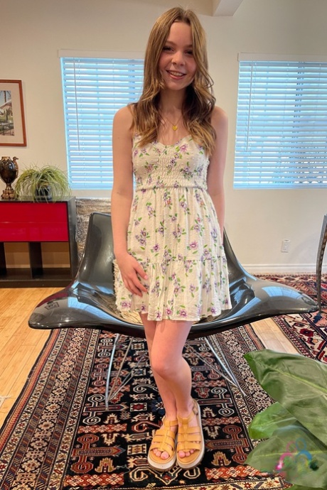 Přírodní přítelkyně Adrianna Jade odhaluje svá prsa, krásné nohy a díry