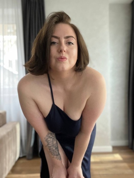 Fat OnlyFans modelka Kristi KKK se svléká a ukazuje svá velká prsa a zadek
