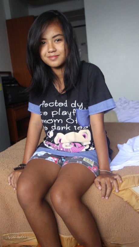 Thai Teen Poo B zeigt ihren schwangeren Bauch und geschwollene Titten vor POV Sex