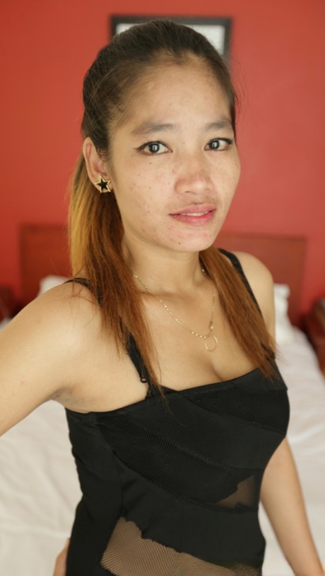 Hot cambodjansk mor Anita B viser sine store naturlige bryster og knepper i POV