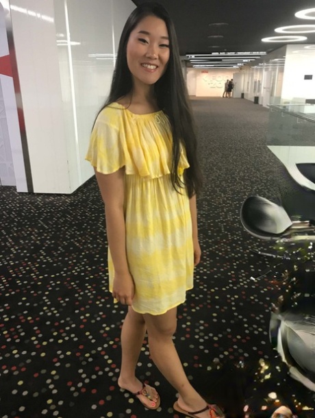 Asiatiska Fang B lyfter upp sin gula klänning och flyttar undan underkläderna för POV-sex