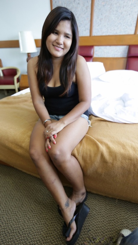 Черноволосая азиатка-любительница Nam B выставляет напоказ свое пухлое тело перед POV сексом