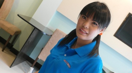 Kleine Chinese schoonheid Nun Xang wordt geneukt & gecreamd in een hotelkamer