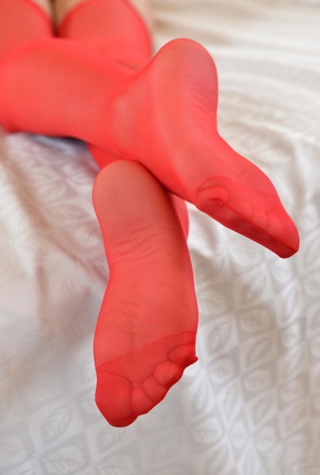 Zierliche Brünette Lesbe Tiffany Doll leckt die süßen Füße und die Muschi ihrer Freundin