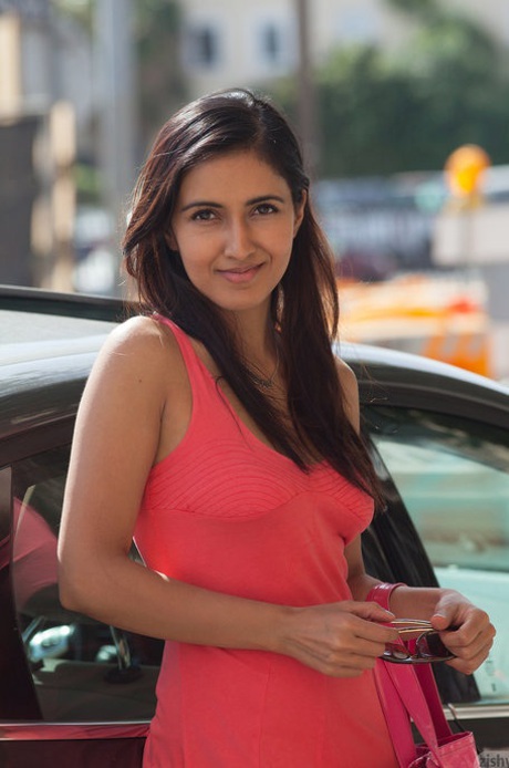 Mooie Indiase vriendin Vijaya Singh laat haar paarse slipje in het openbaar zien