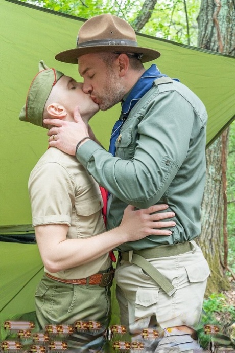 Der kleine Pfadfinder Serg wird vom schwulen Scoutmaster Hernandez oral befriedigt und gefickt