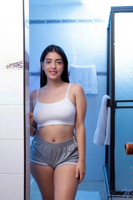 Süße kolumbianische Babe Uzza zeigt ihre großen Titten und heißen Arsch nach dem Strippen