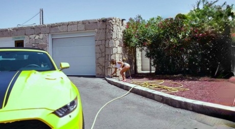 Dirty MILF Alexis Cherry deepthroatar och knullar en kuk utomhus på biltvätten