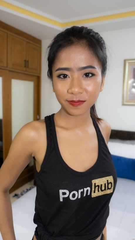 タイの美女ソムがPornHubの衣装でポーズをとり、巨乳と巨尻を披露する。