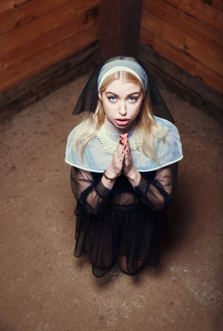 A freira safada Chloe Cherry veste uma roupa de playboy e é enrabada num DP 3some