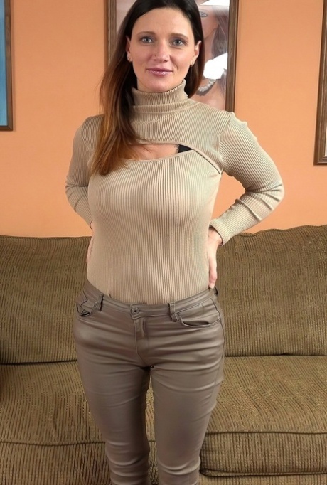 Getatoeëerde MILF Kimberly X laat haar grote borsten zien & geeft een POV pijpbeurt