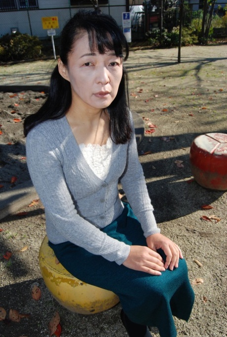 Den japanske bestemoren Kiyoe Majima viser frem kroppen sin og poserer naken hjemme.