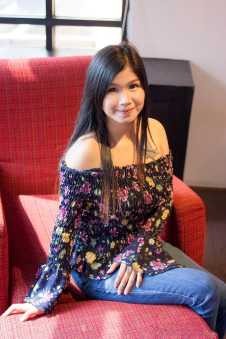 Seksowna azjatycka modelka Lak zdejmuje dżinsy i pokazuje swoją futrzaną cipkę
