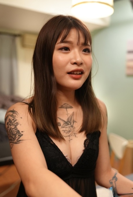 Sexiga asiatiska massösen Verina ger sin klient ett handjob och lite hett sex