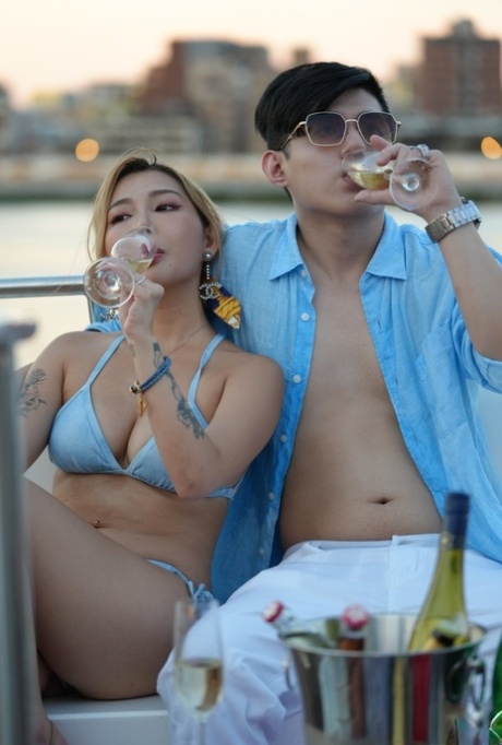Čínská přítelkyně Stacy ukazuje prsa a jezdí na péru na jachtě