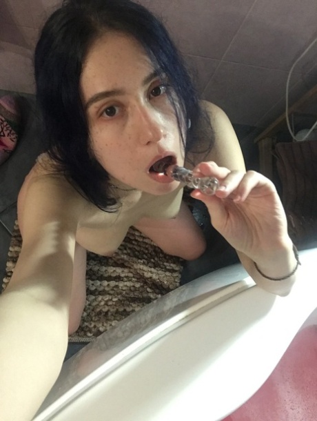 Sexy Cam Model Alice Sweet zeigt ihre perfekten Titten und spielt mit ihrer getrimmten Muschi