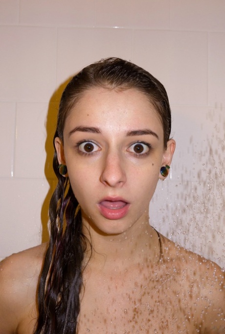 Amatorka Willow Hayes bierze prysznic po pozowaniu w seksownej bieliźnie