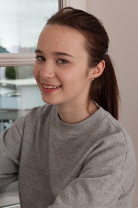 Amatérská teenagerka Julia Moore odhaluje svůj chlupatý zadeček a roztahuje ho