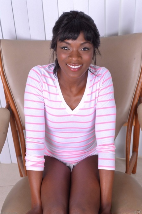 Ebony bombshell Ana Foxxx retas med sina söta fötter & smaskiga fitta på en stol