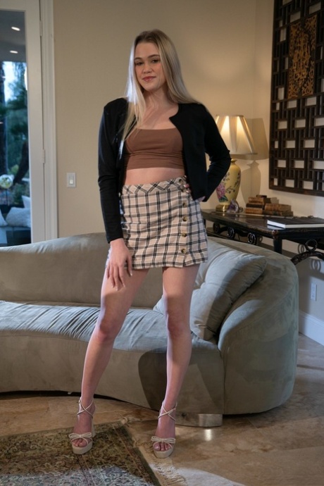 Sexy teenagerka Chloe Rose si svléká oblečení a spodní prádlo a dává hlavu