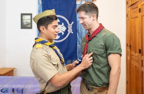 Alfonso, scout gay abbronzato, si fa scopare il sedere rotondo dal capo scout Patrick