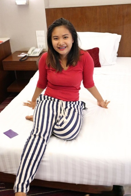 Aziatisch schatje Bem pronkt met haar grote tepels en lekkere kontje in een hotelkamer