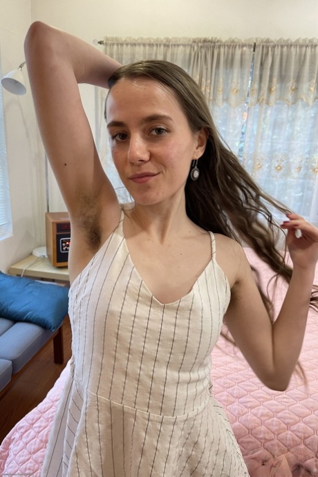 Drobná amatérská teenagerka Sia Wood šíří své půlky a super chlupatou kundičku