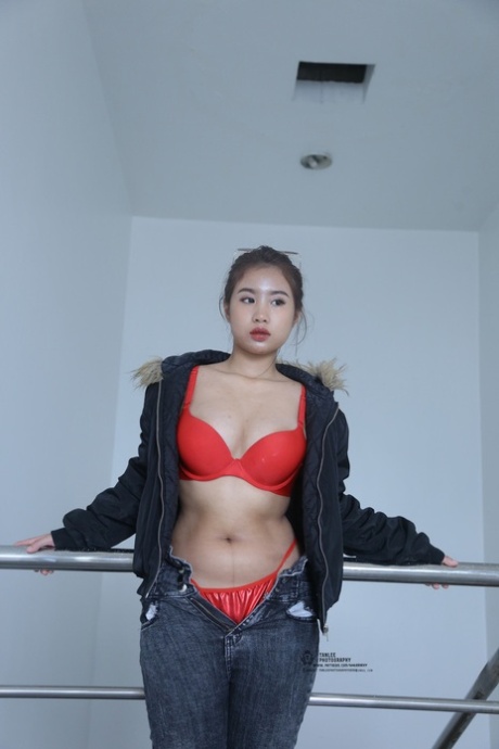 Brunette Aziatische hottie trekt haar jeans uit en pronkt met haar grote bubble ass